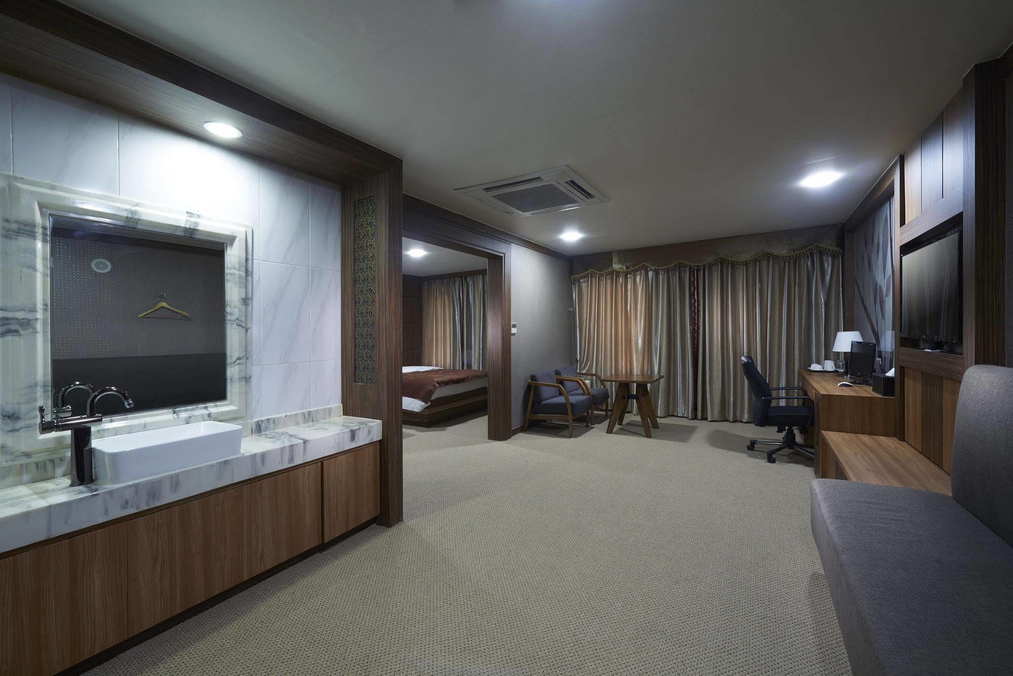 Benikea Premier Hotel Siheung Buitenkant foto