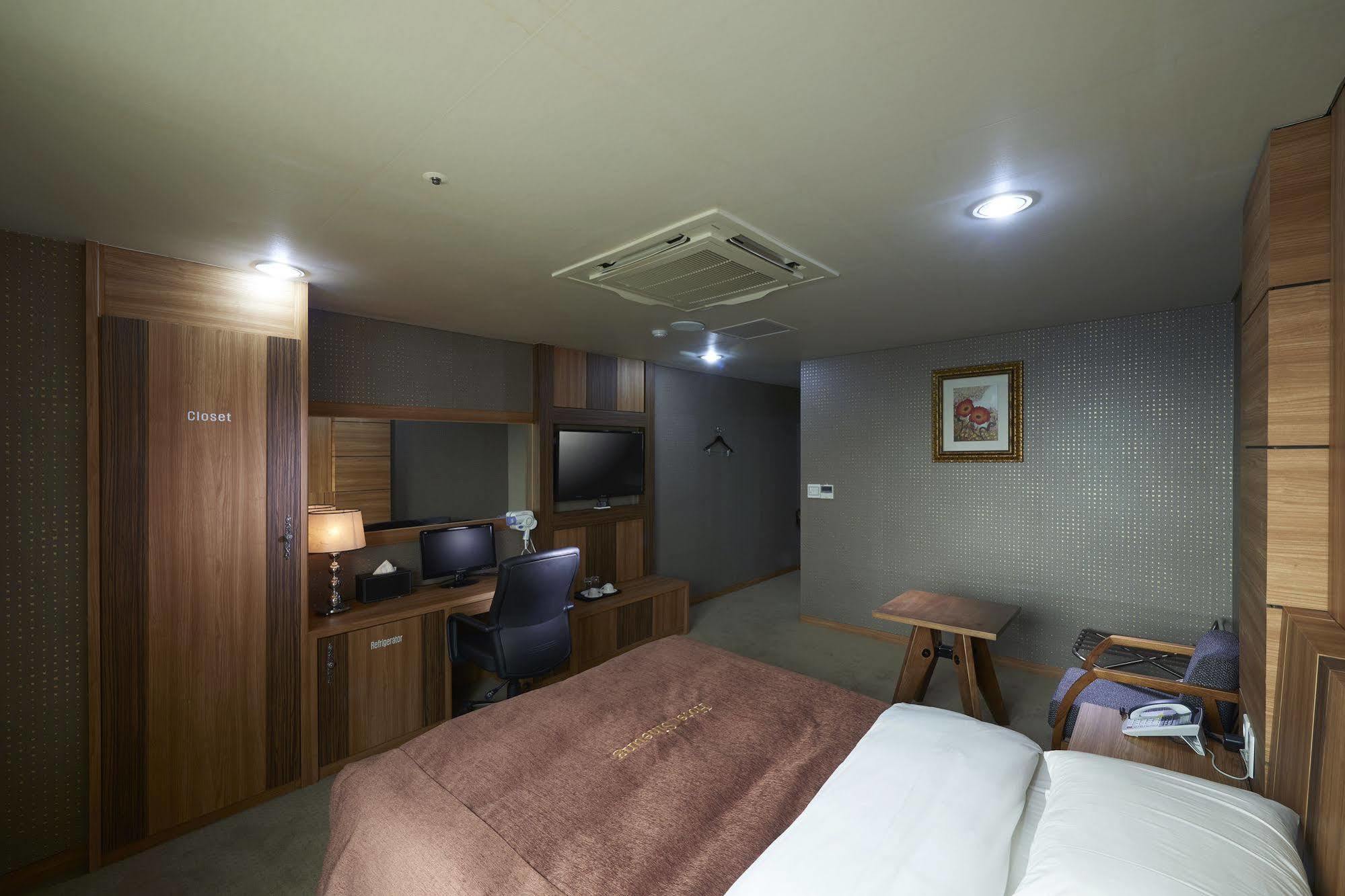 Benikea Premier Hotel Siheung Buitenkant foto