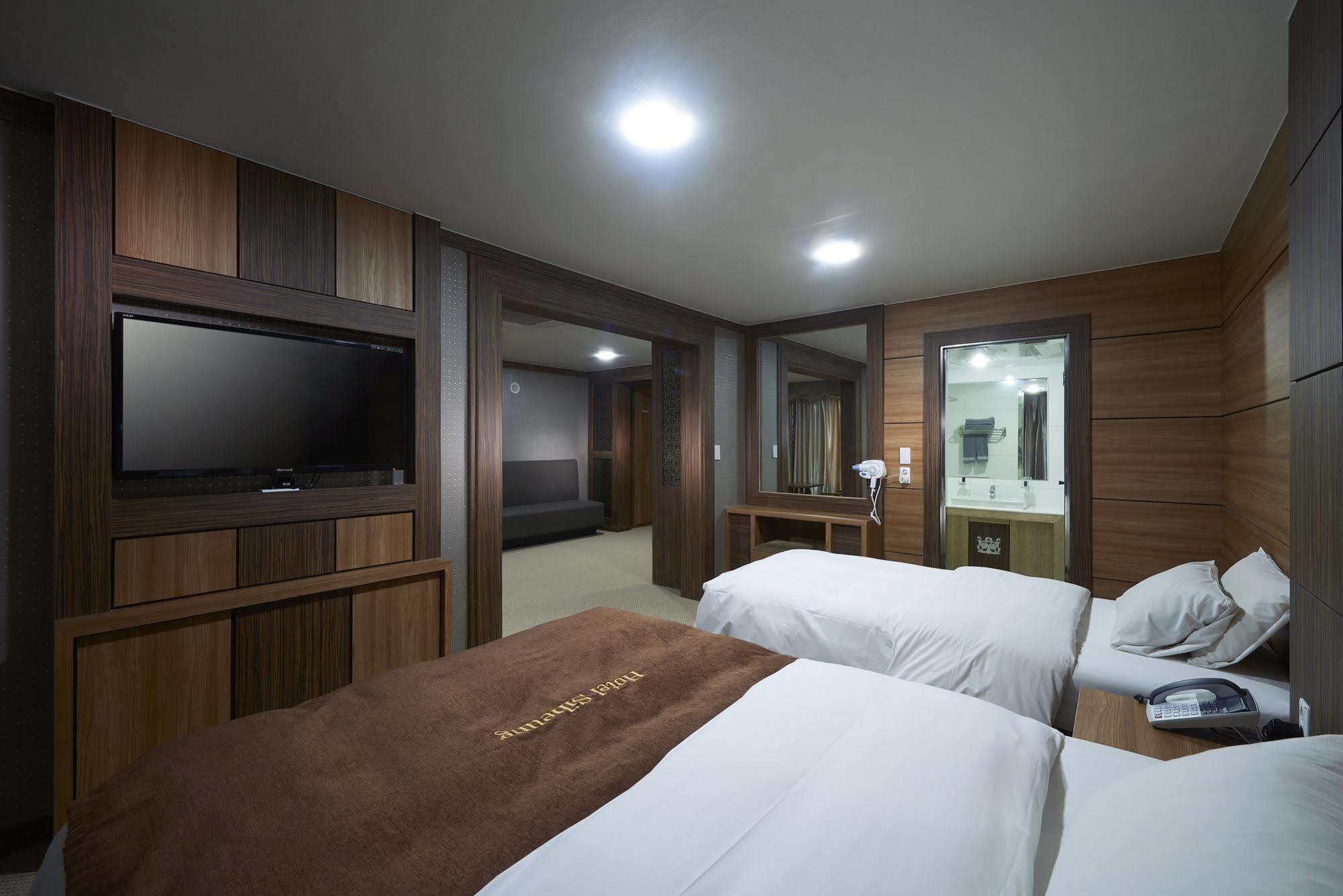 Benikea Premier Hotel Siheung Buitenkant foto