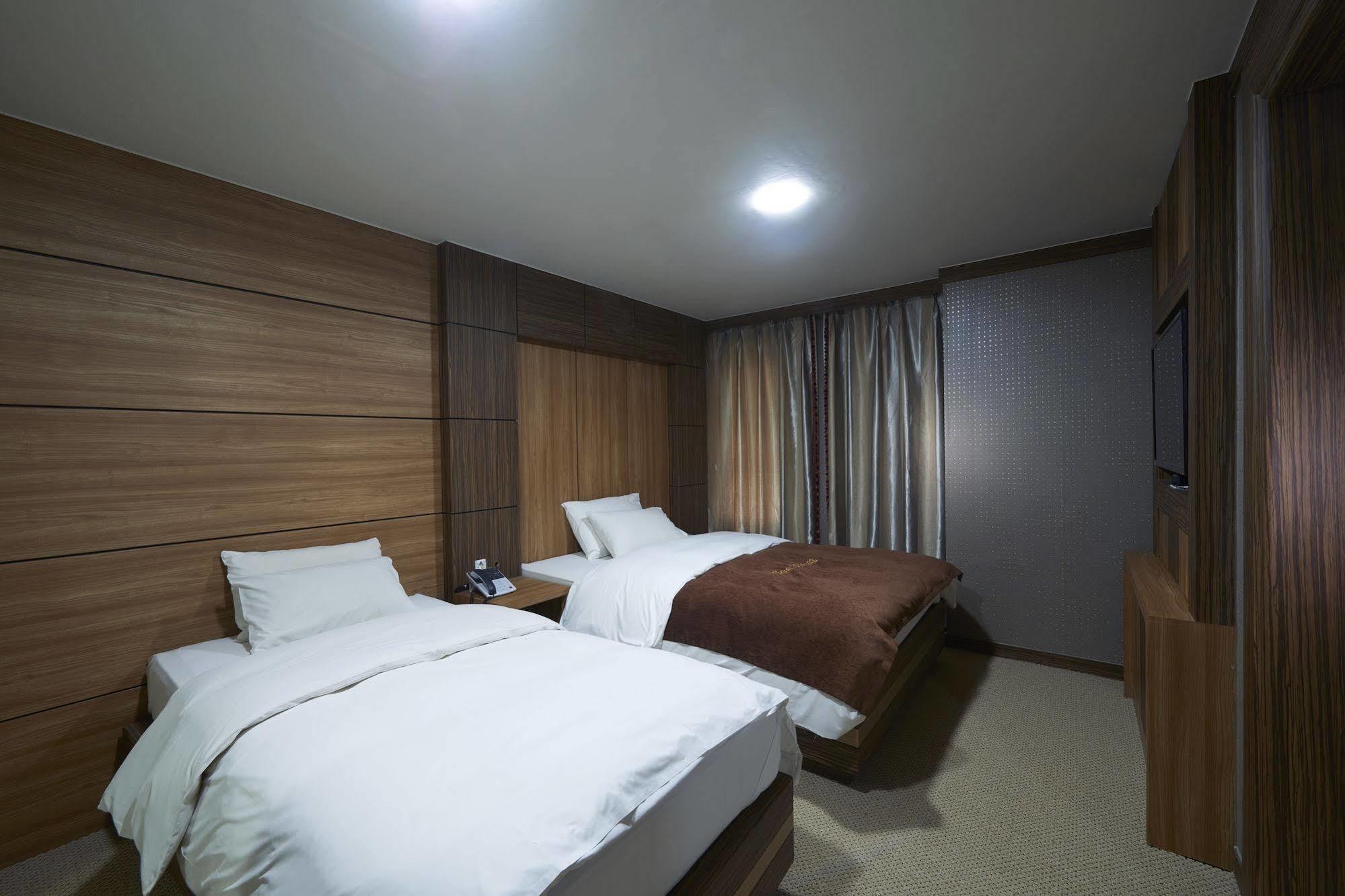 Benikea Premier Hotel Siheung Buitenkant foto